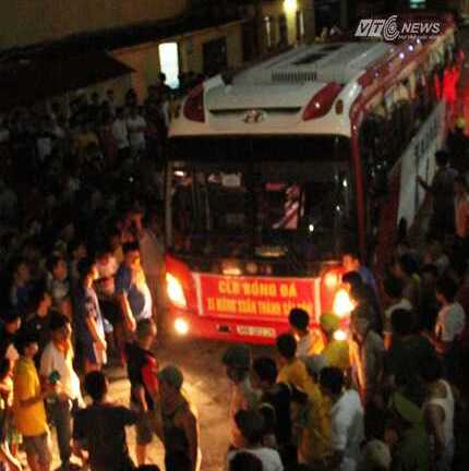 CĐV Thanh Hóa quây sân, dọa 'xử' trọng tài