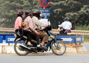 Bắt nhóm xe ôm 'chém' khách 1,5 triệu đồng