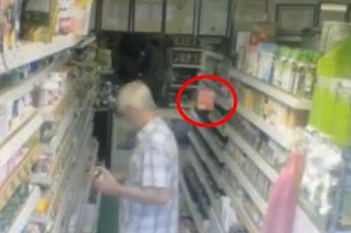 Clip: Chiếc hộp 'ma ám' lơ lửng trong siêu thị