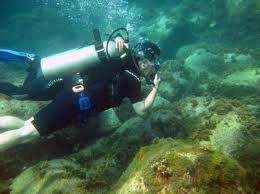 Hàng trăm thợ lặn ráo riết tìm nam sinh mất tích