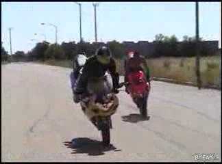 Clip: 'Bốc đuôi' bất thành, chàng trai ngã lộn cổ