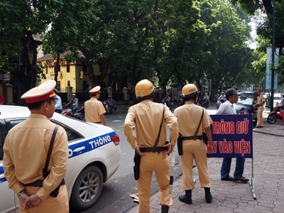 Ảnh: Xe biển xanh 'trơ' luật, thách thức CSGT