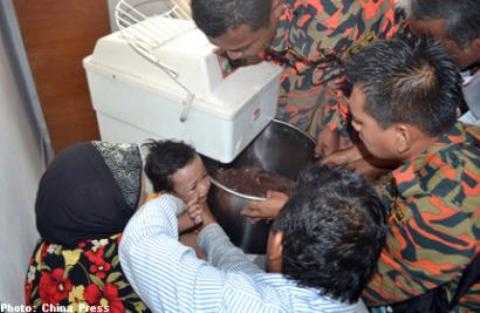 Giải cứu bé 1 tuổi bị kẹt cứng trong máy trộn bột