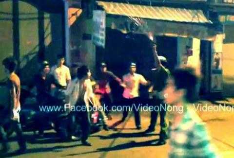 Xuất hiện clip cảnh sát nổ súng bắt kẻ gây rối