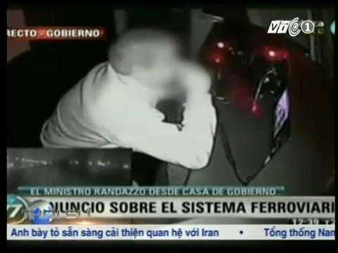 Lộ clip lái tàu hoả ngủ gật, đọc sách