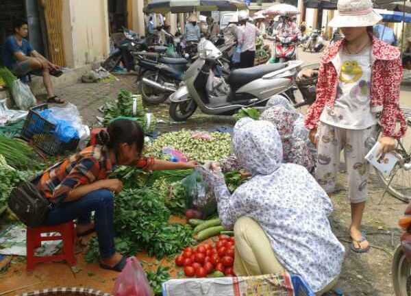 Dân thủ đô sốt sắng mua thực phẩm chống bão