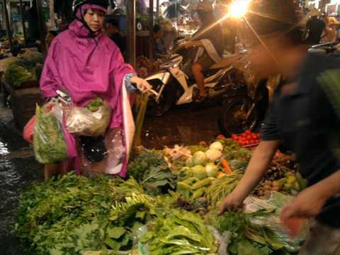 Mưa bão, rau xanh tăng giá gấp ba lần