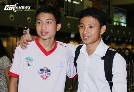 Bầu Đức điều xe riêng cho Running Man