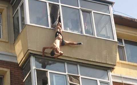 Clip: Vợ kéo quần đùi cứu chồng tự tử