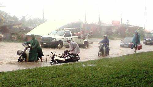 Đường HN thành sông, dịch vụ lau bugi xe máy 'hốt bạc'