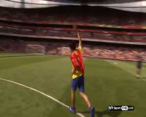 Running Man khoác cờ Tổ quốc chạy quanh Emirates