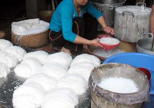 'Đột nhập' lò làm bún dùng chất phụ gia Trung Quốc