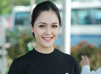 Á hậu Hoàng Anh làm nhân viên phát tờ rơi xinh đẹp
