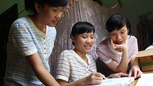 Chị em sinh 3 cùng đỗ đại học 'khủng'
