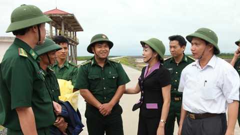 Nữ Bí thư Tỉnh ủy đội mũ cối chỉ đạo chống bão