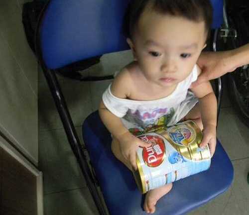 Nhiều trẻ uống phải sữa nhiễm khuẩn