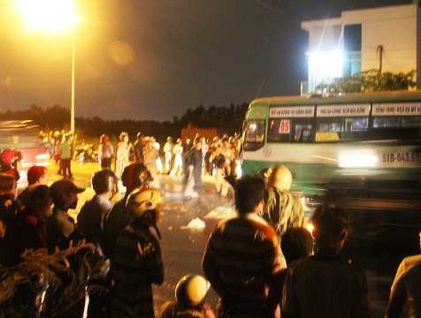 Cố tình tông trực diện xe buýt, ba thanh niên chết thảm