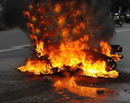 Clip: Xe ga bốc cháy đùng đùng trên đường phố