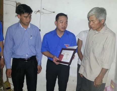Tổ chức trao tặng huy hiệu cho anh Trần Hữu Hiệp