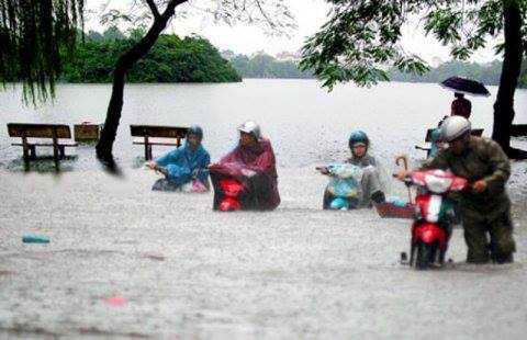 Ảnh: Phố phường Hà Nội chìm trong biển nước