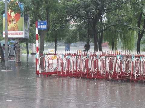 Nước hồ Gươm tràn bờ: Cụ Rùa, phố cổ Hà Nội sẽ ra sao?