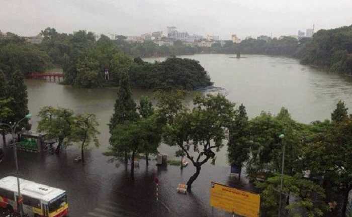 Ảnh: Phố cổ Hà Nội thành sông, nước hồ Gươm tràn bờ