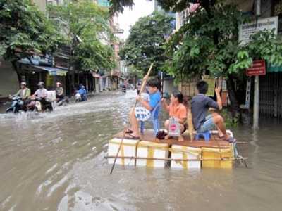 Clip: Dân Hà Nội lội nước, chèo thuyền sau mưa bão