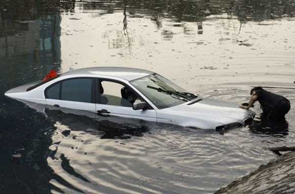 Clip: Xe bạc tỷ lội bì bõm giữa Thủ đô