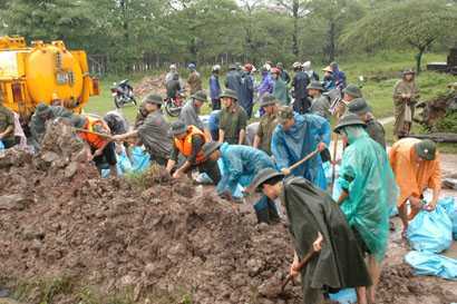 Clip: Trăm người chung tay cứu 'chốt chặn' Thủ đô