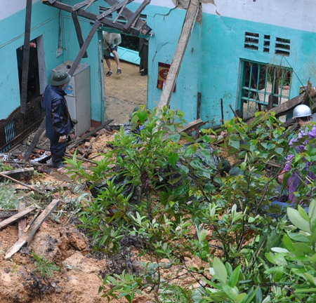 Quảng Ninh: Sạt đồi, sập nhà, hơn chục ô tô bị vùi lấp