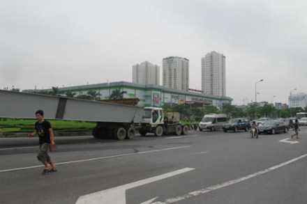 Rơi thanh dầm cầu vượt ngay giữa thủ đô