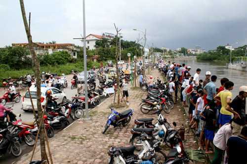 Ảnh: Người Hà Nội đổ xô bắt cá sông Tô Lịch