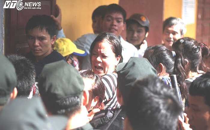 Tranh cướp mua vé ở sân Vinh trong nắng đổ lửa