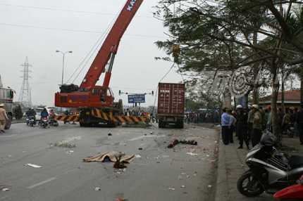 Container lấn đường cán chết 2 nữ sinh