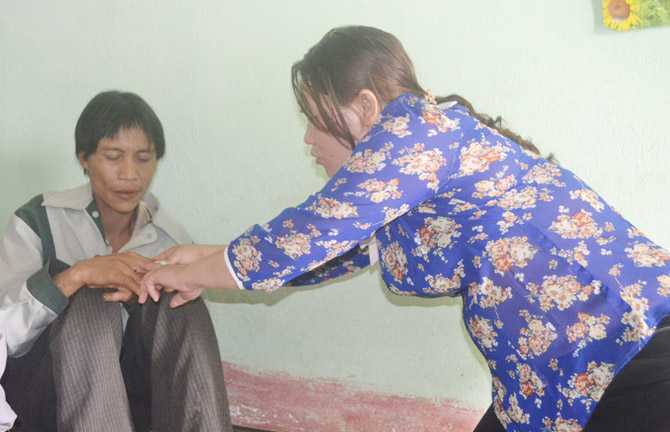 'Người rừng' rụt rè khi lần đầu nắm tay phụ nữ