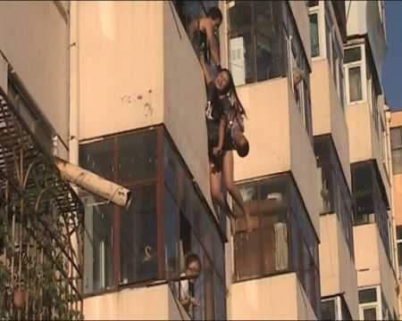 Giải cứu cô gái treo lơ lửng ở tầng 5