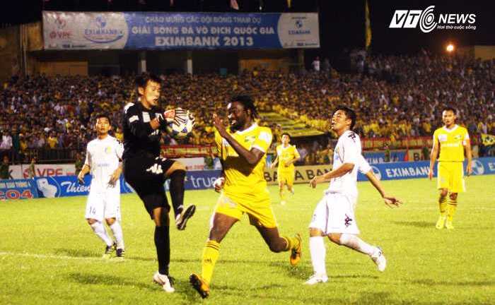 Người gác đền vô danh khiến SLNA khóc hận