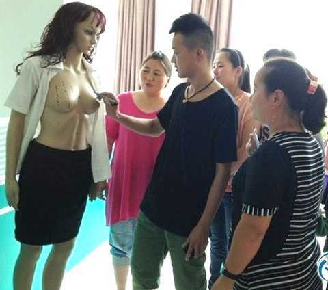 Gặp chàng trai trẻ làm nghề mát xa ngực bà đẻ