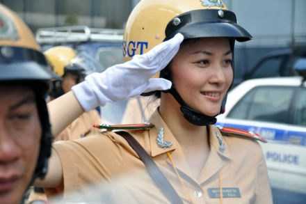 Sa thải cán bộ, công chức không biết cười