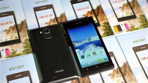 Clip: Sờ tận tay 'siêu phẩm' điện thoại Triều Tiên