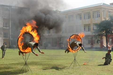 Ảnh: Đại tướng Nhật xem đặc công Việt Nam biểu diễn