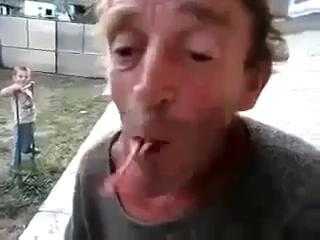 Sởn gai ốc xem người đàn ông nuốt chửng ếch sống