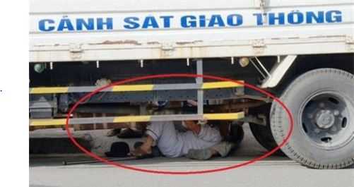 Cụ ông chui xuống gầm xe CSGT phản đối thu đồ