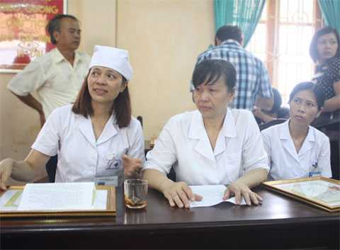 Khen thưởng 3 nhân viên bệnh viện Hoài Đức