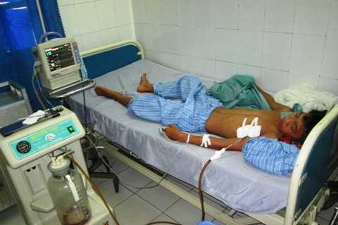 Xông vào cứu mẹ, nam sinh nguy kịch