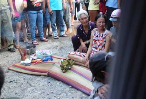 Đắng lòng bé gái 3 tuổi tử vong dưới gầm xe tải