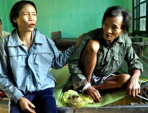 Clip: Sức khỏe 'người rừng' rất suy kiệt