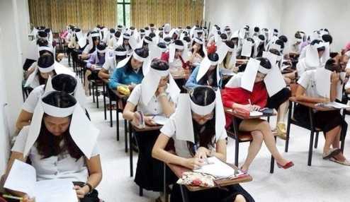 Chuyện lạ: Sinh viên đội mũ công chúa trong kỳ thi