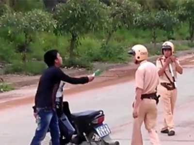 Mang ma túy, nam thanh niên tấn công CSGT