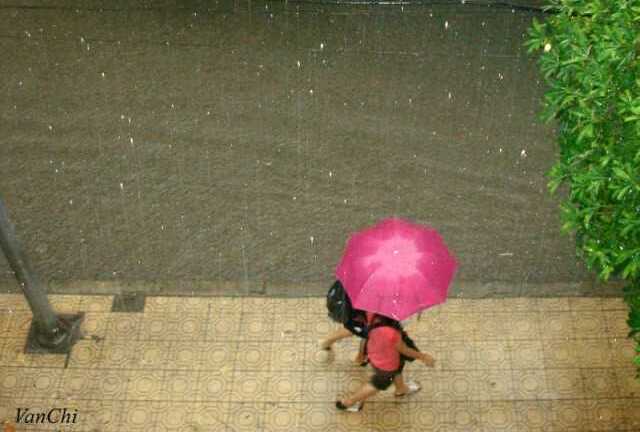 Hà Nội mưa tiếp diễn, miền Trung nắng nóng cục bộ